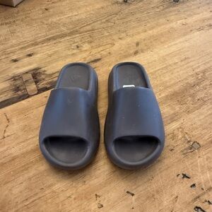 adidas Kids Slides in Dark brown
